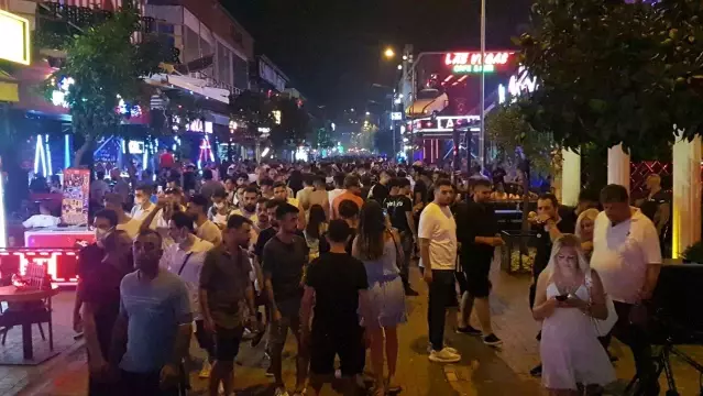 Alanya'da barlar sokağına maske zorunluluğu getirildi Alanya'da barlar sokağına maske zorunluluğu getirildi