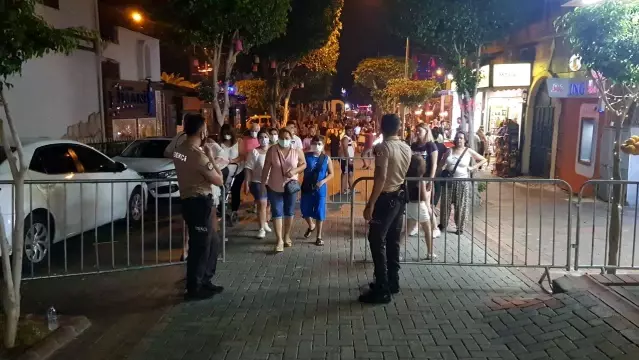 Alanya'da barlar sokağına maske zorunluluğu getirildi Alanya'da barlar sokağına maske zorunluluğu getirildi
