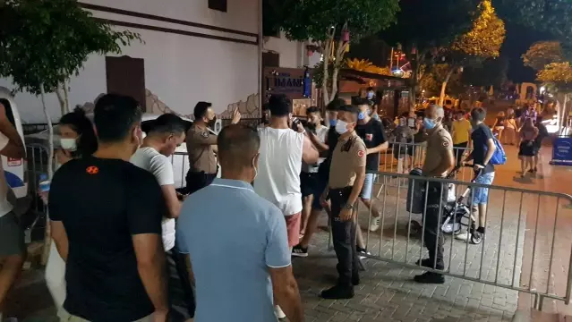 Alanya'da barlar sokağına maske zorunluluğu getirildi Alanya'da barlar sokağına maske zorunluluğu getirildi