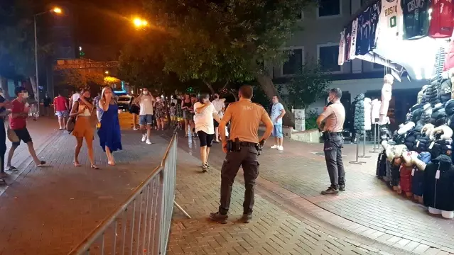 Alanya'da barlar sokağına maske zorunluluğu getirildi Alanya'da barlar sokağına maske zorunluluğu getirildi