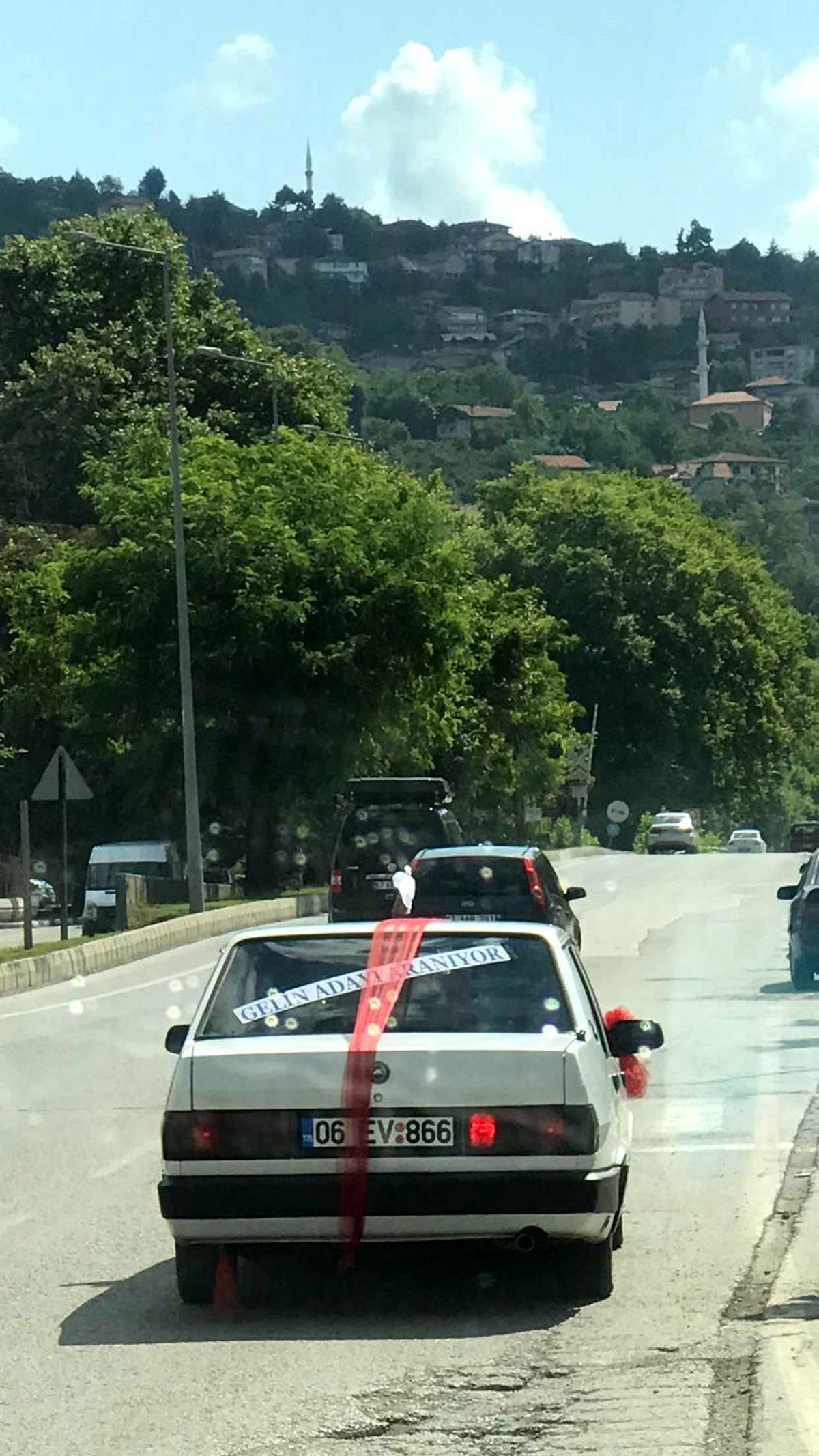 Aracının arka camına yazdığı yazıyla görenleri şaşkına çevirdi