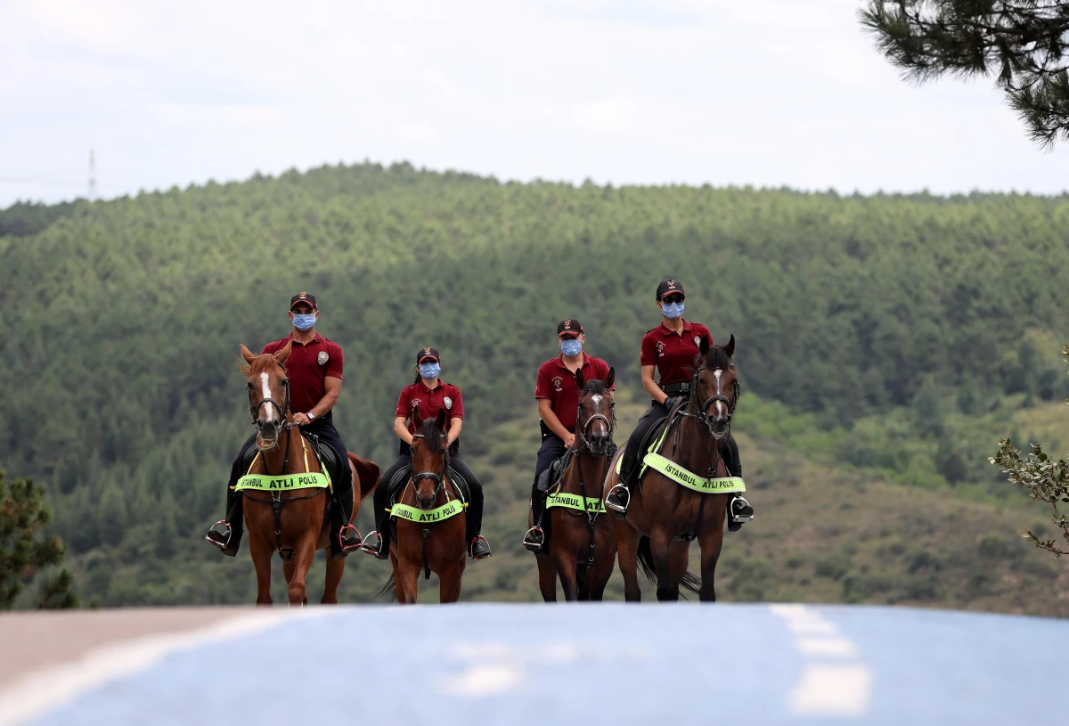 Atlı polislerden Sultangazi Belediyesi Kent Ormanı\'nda koronavirüs denetimi