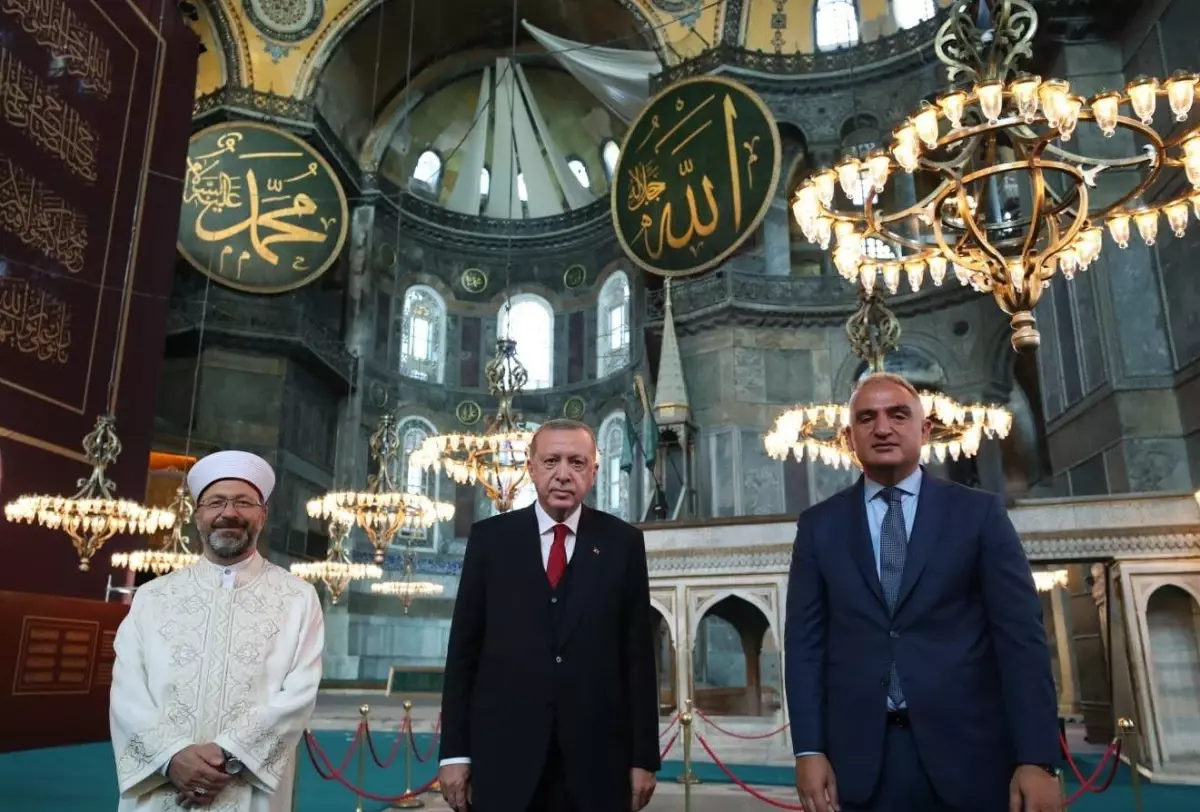 Son dakika! Bakanlardan Ayasofya-i Kebir Cami-i Şerifi\'nin ibadete açılmasının yıl dönümü paylaşımı