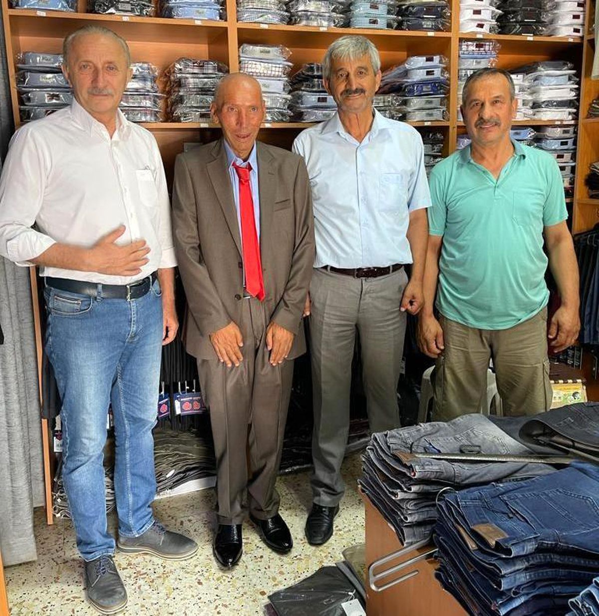 Başkan Atabay, takım elbise sözünü tuttu