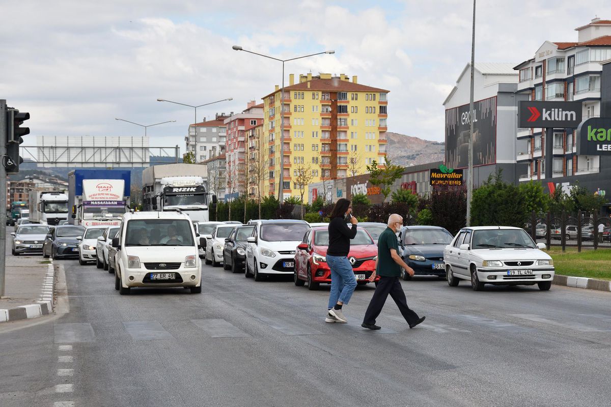 Çorum\'da Kurban Bayramı tatili dönüşü dolayısıyla trafik yoğunluğu yaşanıyor