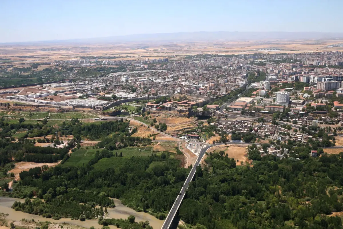 Son dakika haberi... DİYARBAKIR - Jandarma ve polis ekipleri helikopterle trafik denetimi yaptı