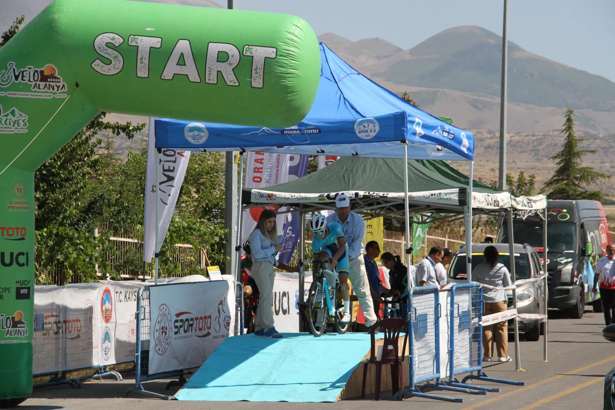 Erciyes 2021 Yol Bisikleti Yarışları\'nın gençlerde ilk etabı yapıldı