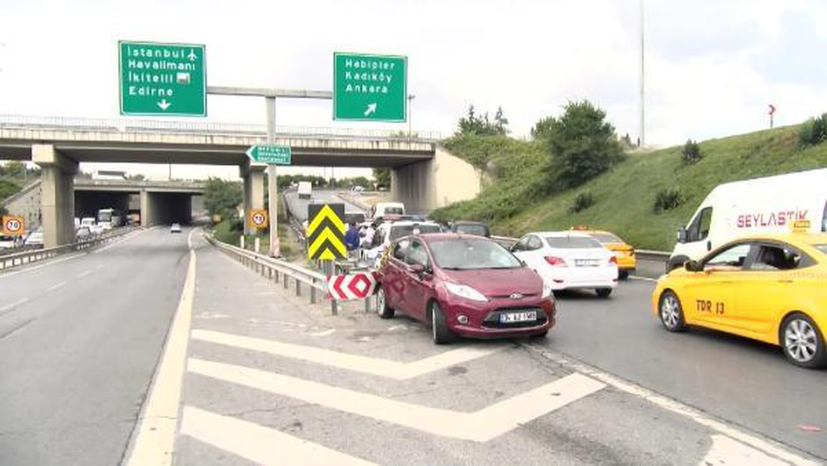 Esenler\'de kazayı kontrol etmek için otomobilden inen yolcuya minibüs çarptı