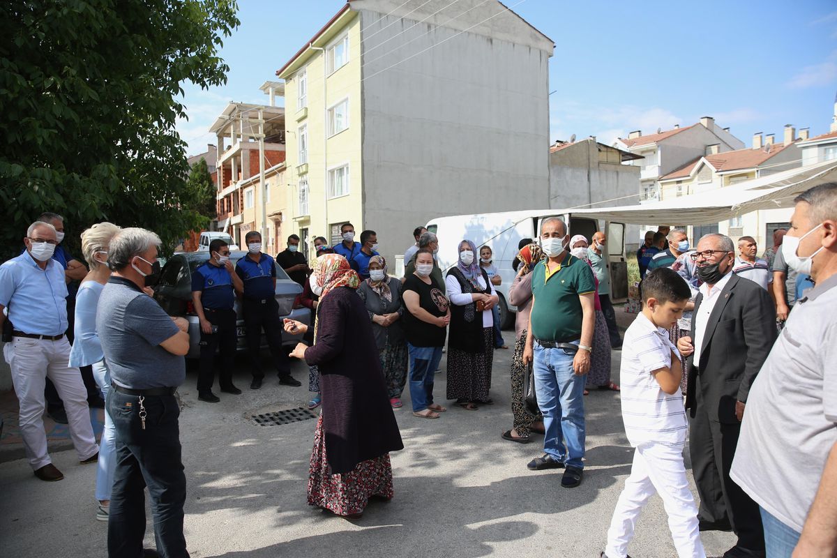 Eskişehir\'de 30 bin nüfuslu mahallede yaşayan vatandaşlar açık semt pazarının kurulmamasına tepki gösterdi