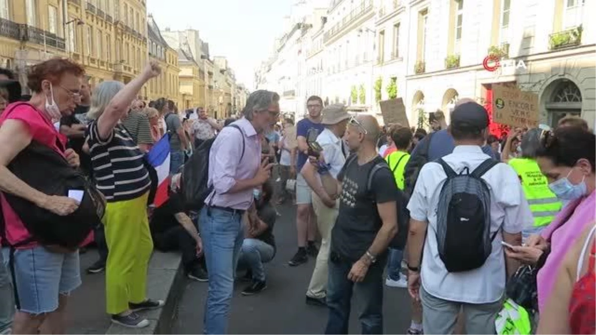 Fransa\'da aşı karşıtları ve polis arasında arbedePolisten protestoculara gazlı müdahale