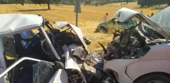 Son dakika haber... Gediz'de hafif ticari araç ile otomobil kafa kafaya çarpıştı: 1 ölü, 6 yaralı