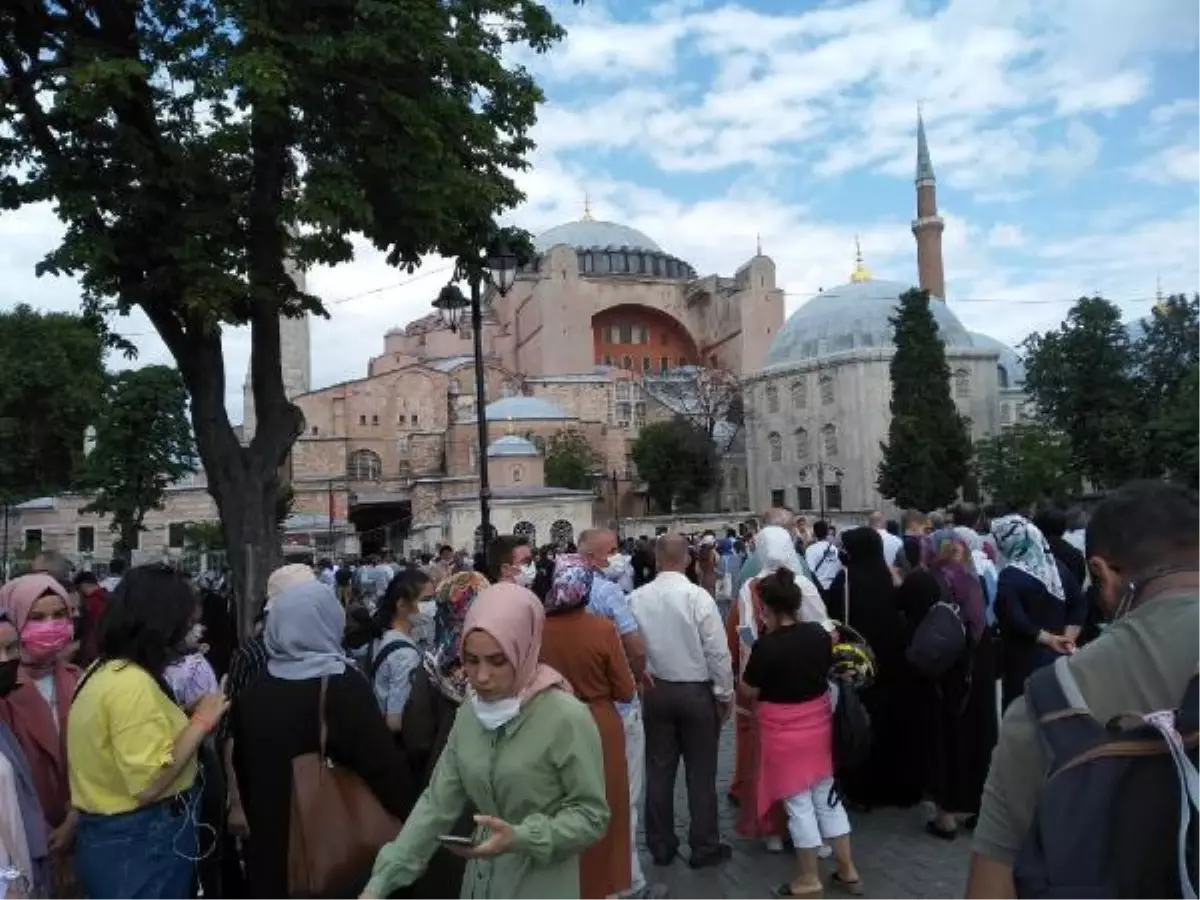 İBADETE AÇILMASININ BİRİNCİ YILDÖNÜMÜNDE AYASOFYA CAMİİ\'NE ZİYARETÇİ KUYRUĞU