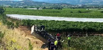 Kamyonet tarlaya devrildi: 1 ölü, 1 yaralı