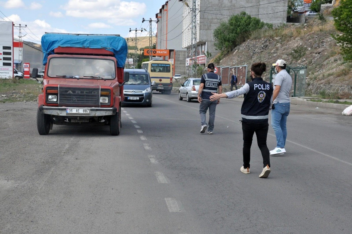 Son dakika haber: Kars\'ta polisten bayram sonrası uygulama