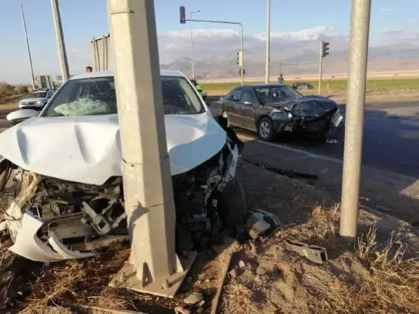 kayseri de iki otomobilin carpistigi kaza kamerada 7 yarali