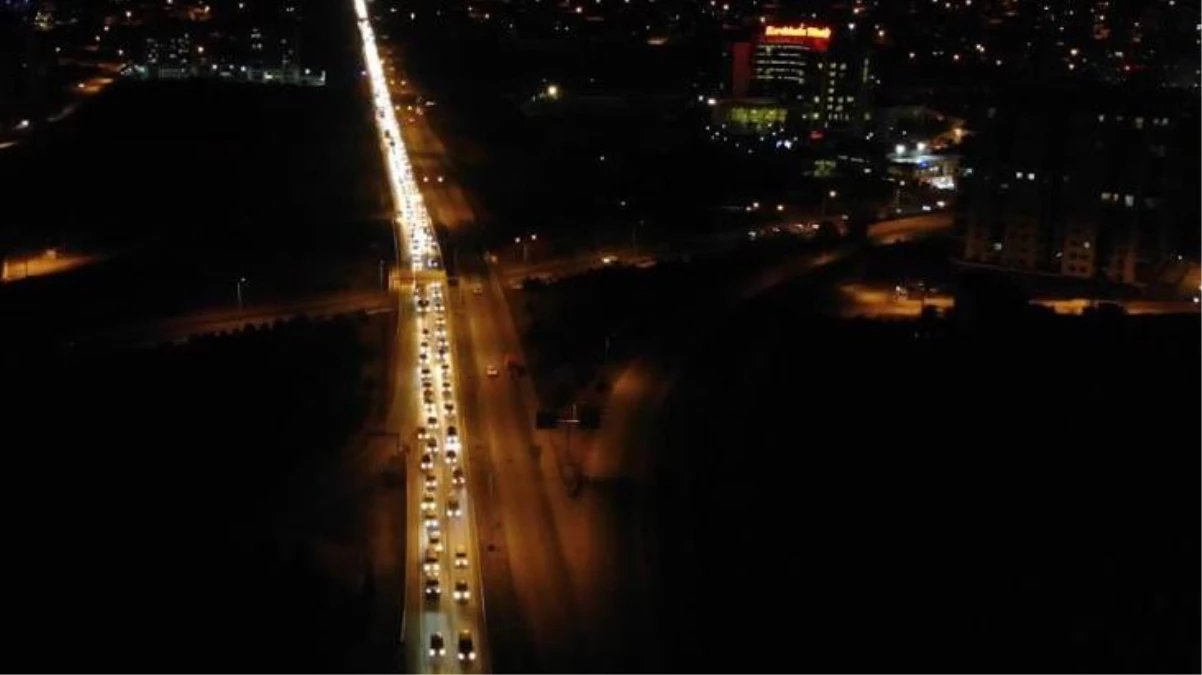 Bayram dönüşü "Kilit kavşak" Kırıkkale\'de araç kuyruğu gece yarısı 15 kilometreyi buldu