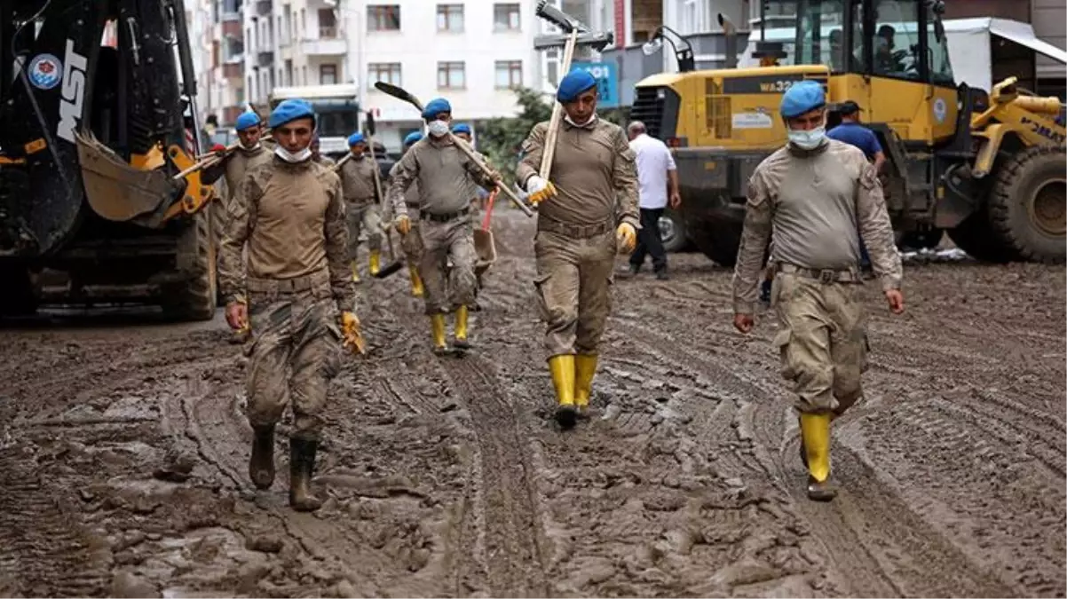 Komandolar afet bölgesinde! Artvin\'de küreklerle balçığa gömülen ev ve iş yerlerini temizliyorlar