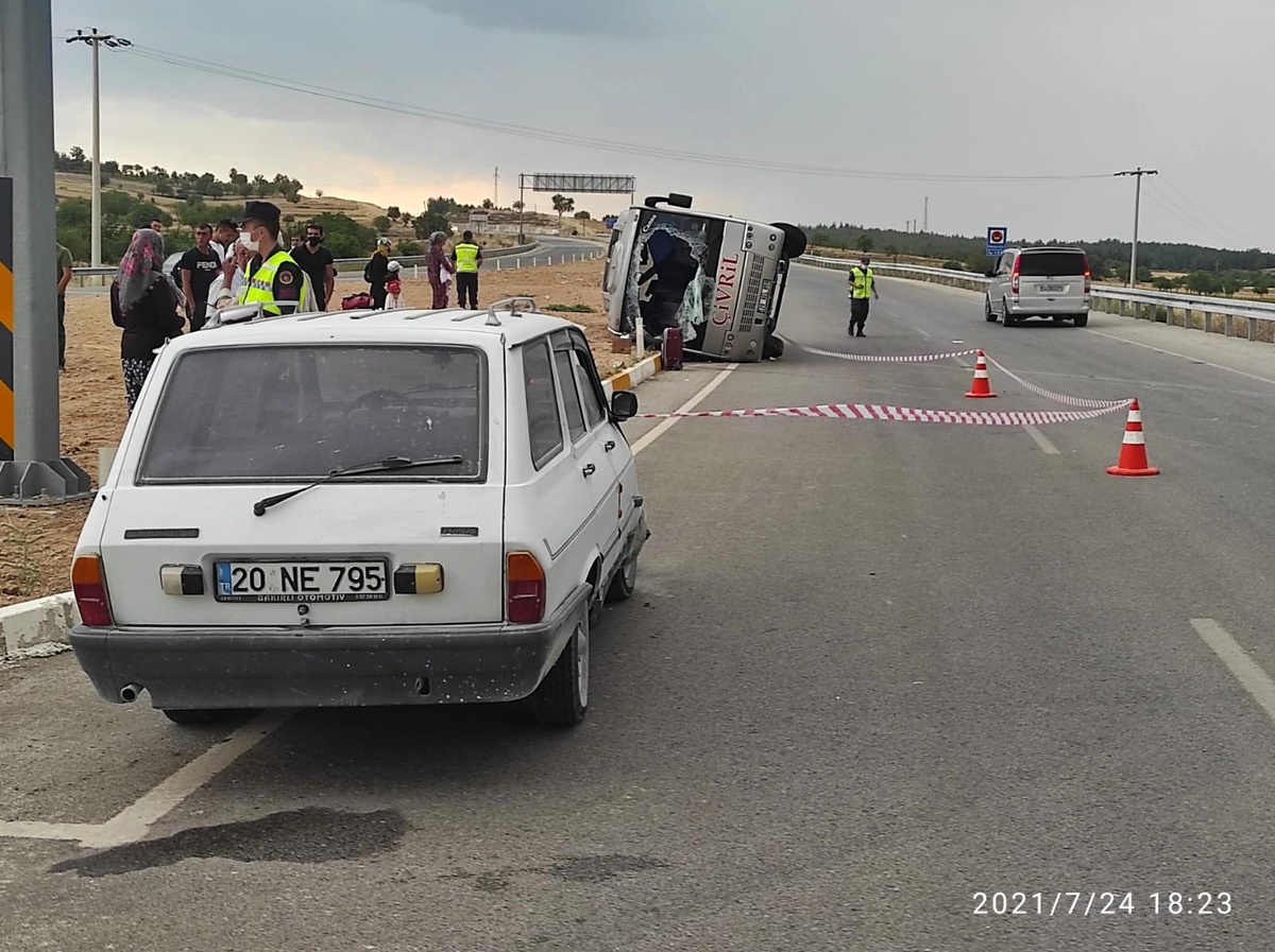 Kontrolsüz şekilde yola çıkan otomobile çarpan midibüs yan devrildi; 3 yaralı