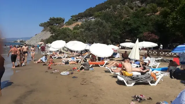 kusadasi milli park indaki sezlong ve semsiye fiyatlari tepki topladi bu kadar da olmaz yaziktir gunahtir son dakika