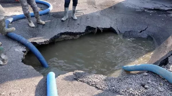 Kuşadası'nda büyük rezalet! Patlayan lağım denize girenlerin üzerine aktı Kuşadası'nda büyük rezalet! Patlayan lağım denize girenlerin üzerine aktı