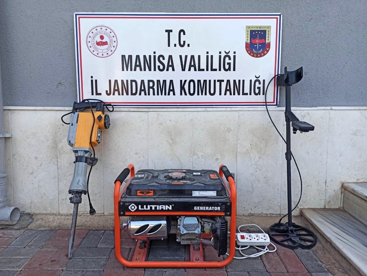 Manisa\'da kaçak kazı yapan 4 kişi suçüstü yakalandı