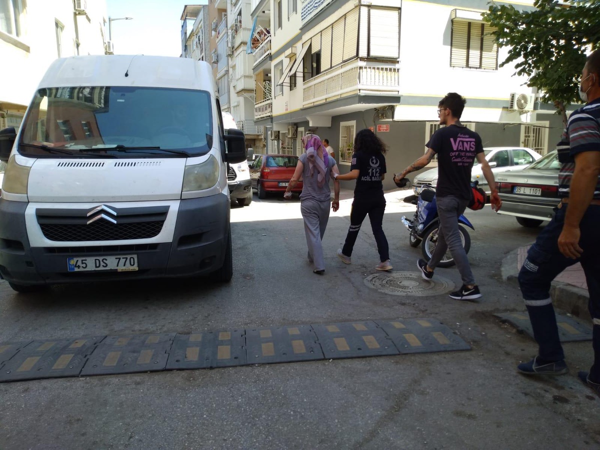 Manisa\'da kendi vücudunu yaralayan kocasının elindeki bıçağını almaya çalışan eşi de yaralandı