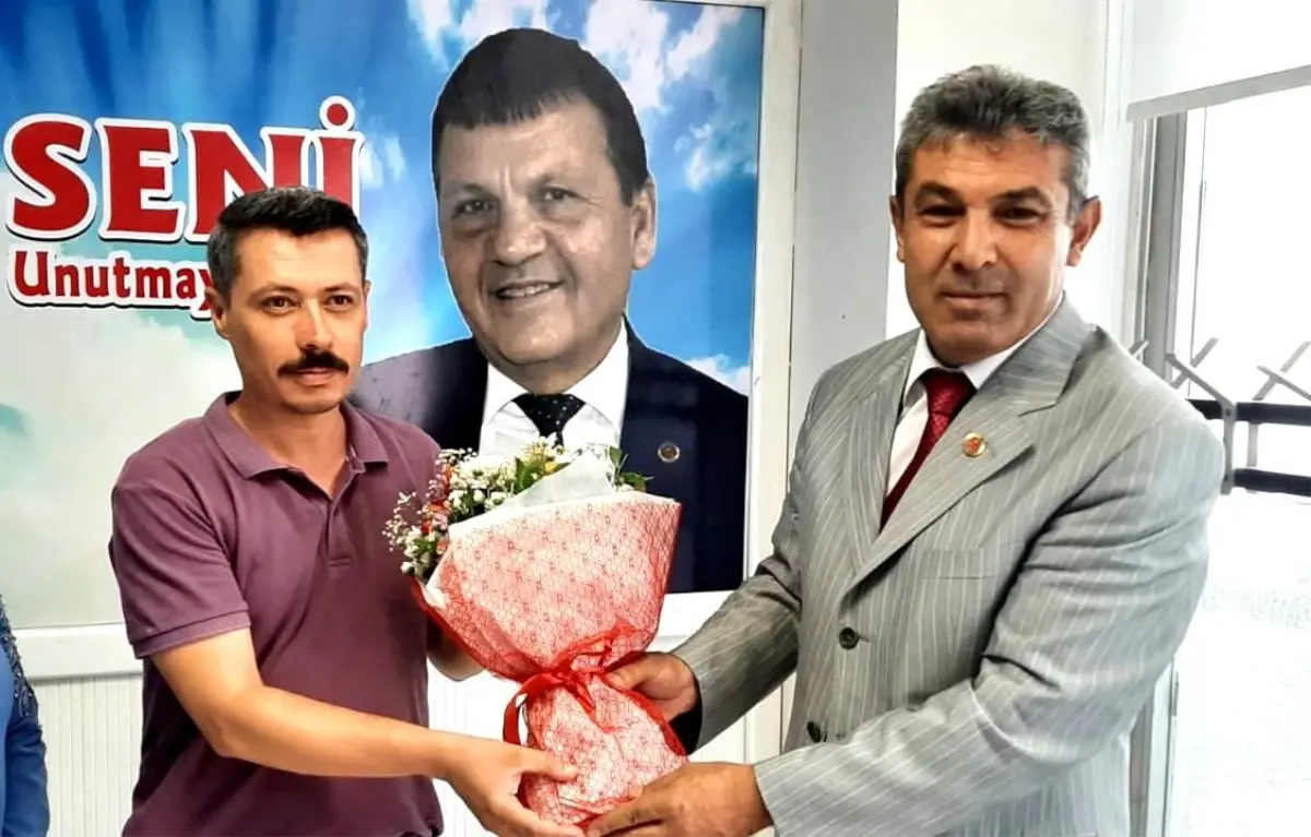 Muhtar Taş\'tan gazetecilere çiçek