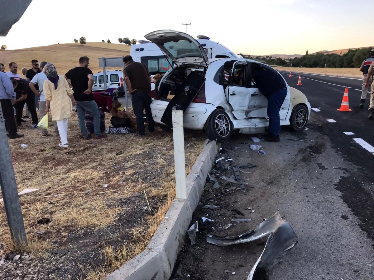 Otomobiller çarpıştı: 4 yaralı