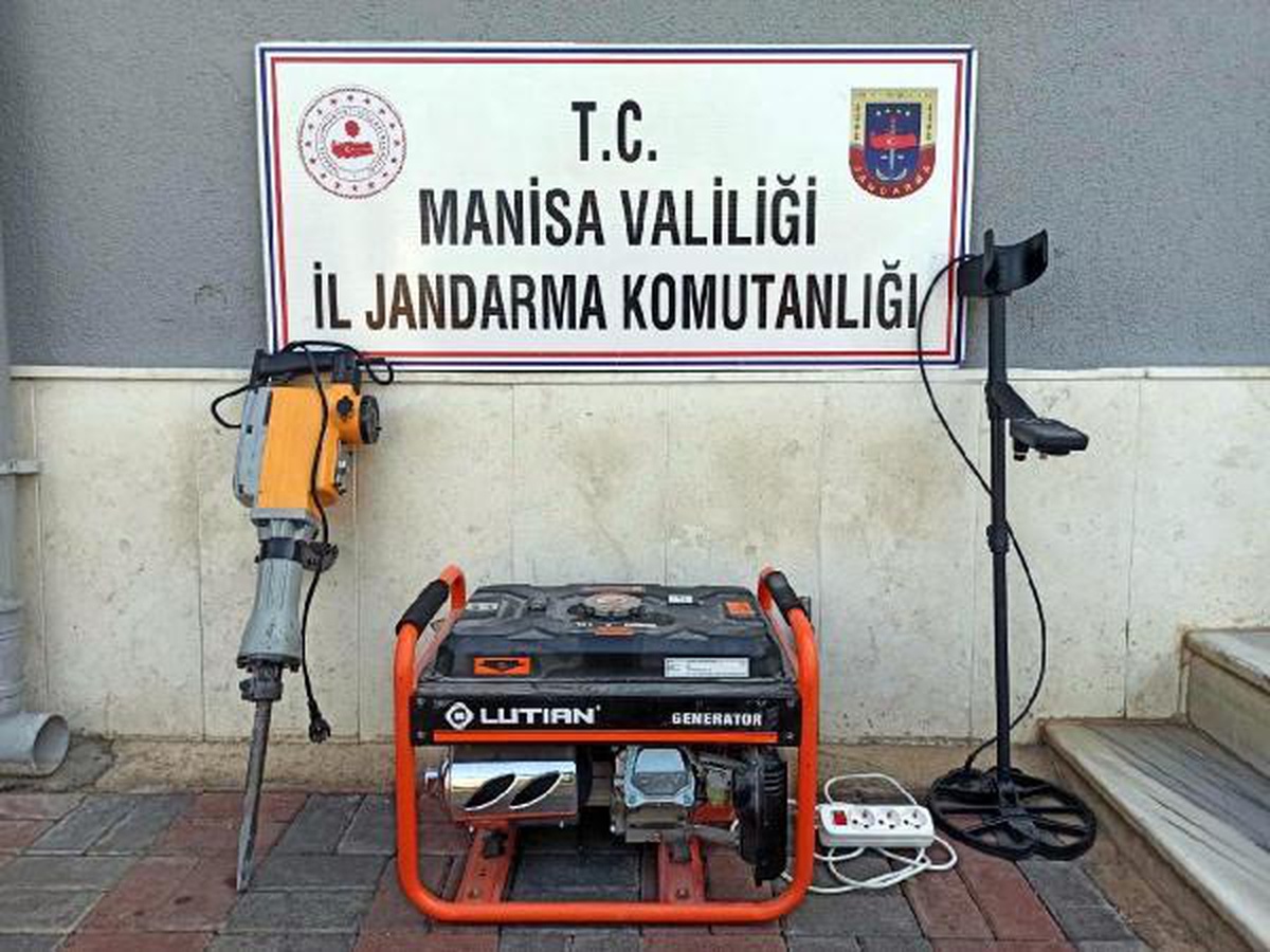 Salihli\'de kaçak tarihi eser kazısına suçüstü: 4 gözaltı