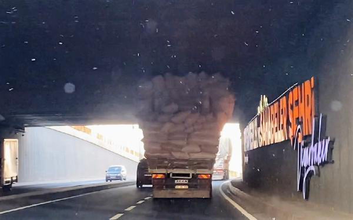 Saman yüklü kamyonlar tehlike oluşturuyor