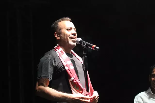 Haluk Levent Hatay'ın anavatana katılışının 82'nci yılı kutlamalarında sahne aldı Haluk Levent Hatay'ın anavatana katılışının 82'nci yılı kutlamalarında sahne aldı