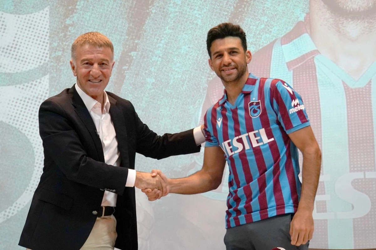 Trabzonspor İsmail Köybaşı için imza töreni düzenledi