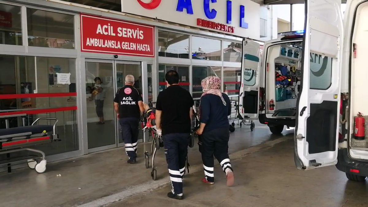 Adana\'da lastiği patlayan otomobil devrildi: 4 yaralı