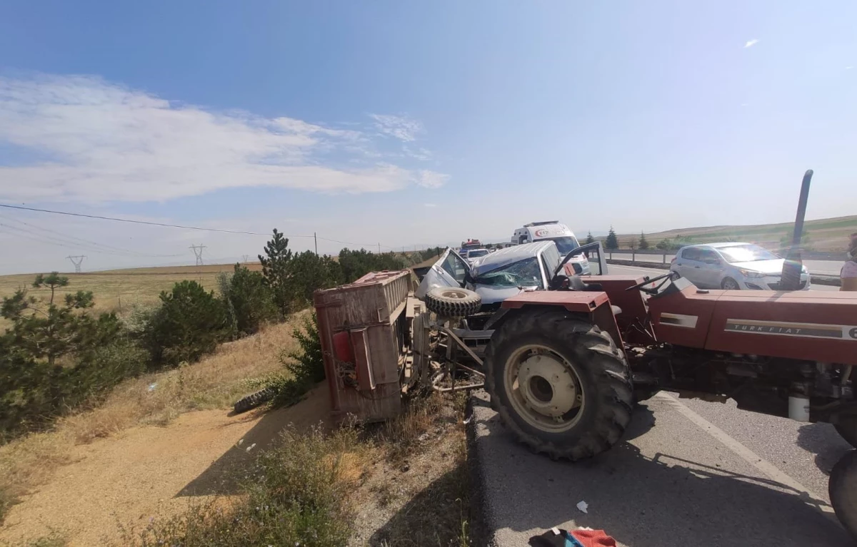 Afyonkarahisar\'da minibüs traktörün römorkuna çarptı: 6 yaralı