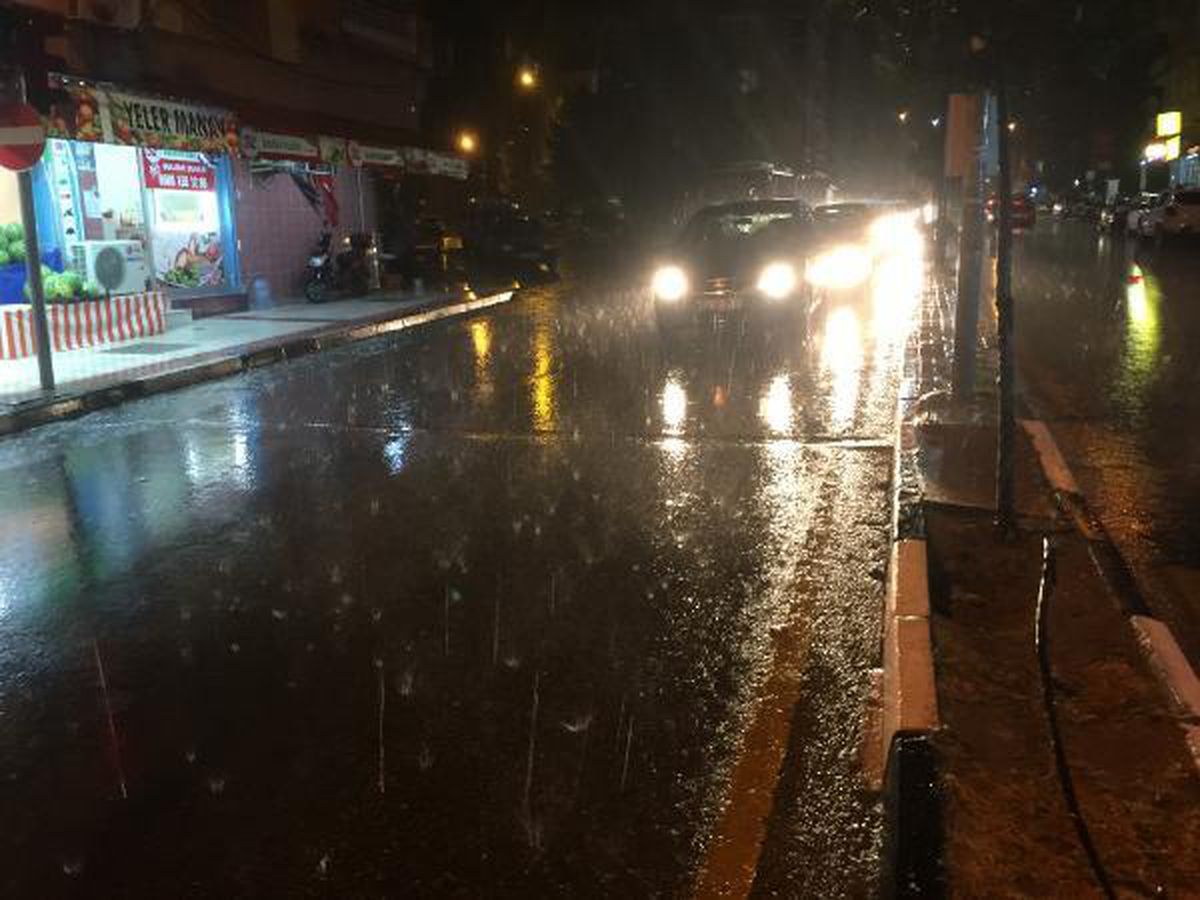 Alaşehir\'de şiddetli sağanak hayatı olumsuz etkiledi