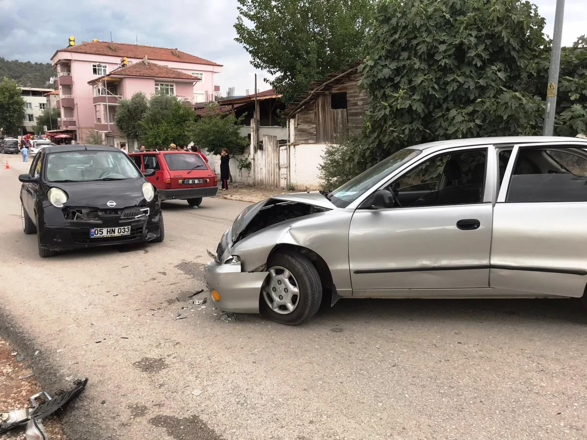 Amasya\'da iki otomobil çarpıştı: 4 yaralı