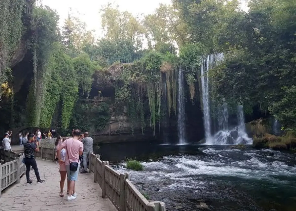 Antalya\'da şelaleler de ziyaretçi akınına uğradı