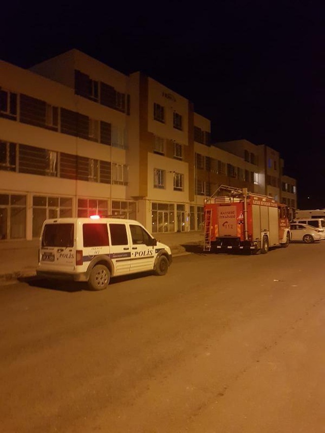 Arkadaşının evine havalandırma boşluğundan girmek isteyen genç, sıkıştığı yerde öldü Arkadaşının evine havalandırma boşluğundan girmek isteyen genç, sıkıştığı yerde öldü