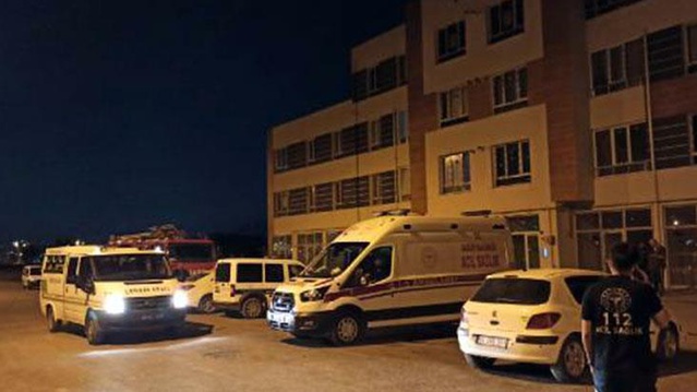 Arkadaşının evine havalandırma boşluğundan girmek isteyen genç, sıkıştığı yerde öldü Arkadaşının evine havalandırma boşluğundan girmek isteyen genç, sıkıştığı yerde öldü