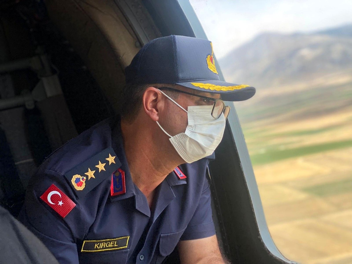 Bayram tatilinin son gününde jandarma havadan trafik denetimi yaptı