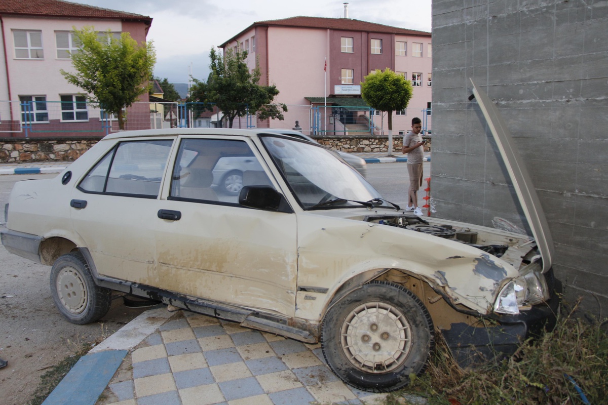 Bilecik\'in Pazaryeri ilçesinde 2 otomobil çarpıştı: 2 yaralı