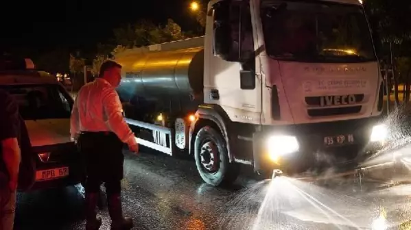 Çeşme'de kanalizasyon taştı Çeşme'de kanalizasyon taştı