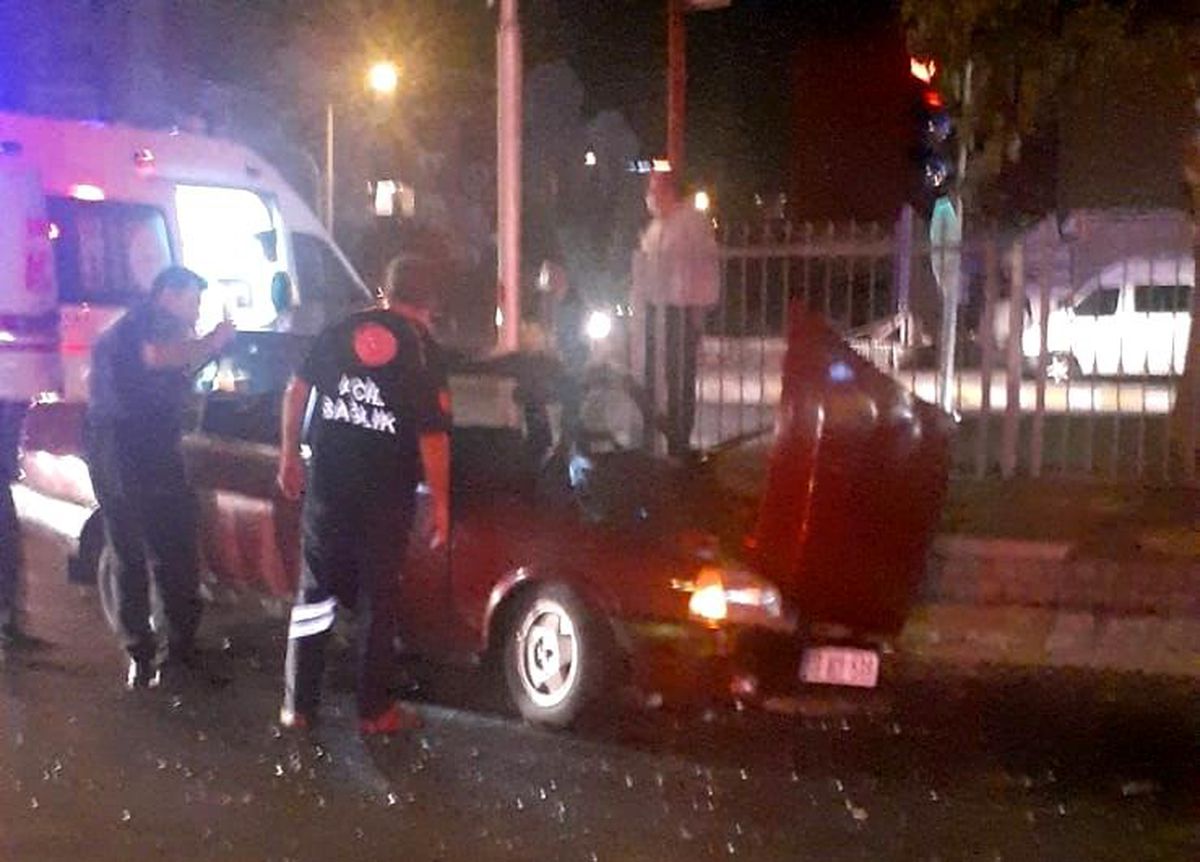 Direksiyon hakimiyetini kaybetti refüje çarptı