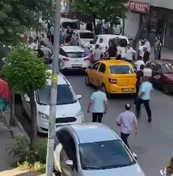 GAZİOSMAPAŞA'DA YAYAYA ÇARPAN SÜRÜCÜYE LİNÇ GİRİŞİMİ GAZİOSMAPAŞA'DA YAYAYA ÇARPAN SÜRÜCÜYE LİNÇ GİRİŞİMİ