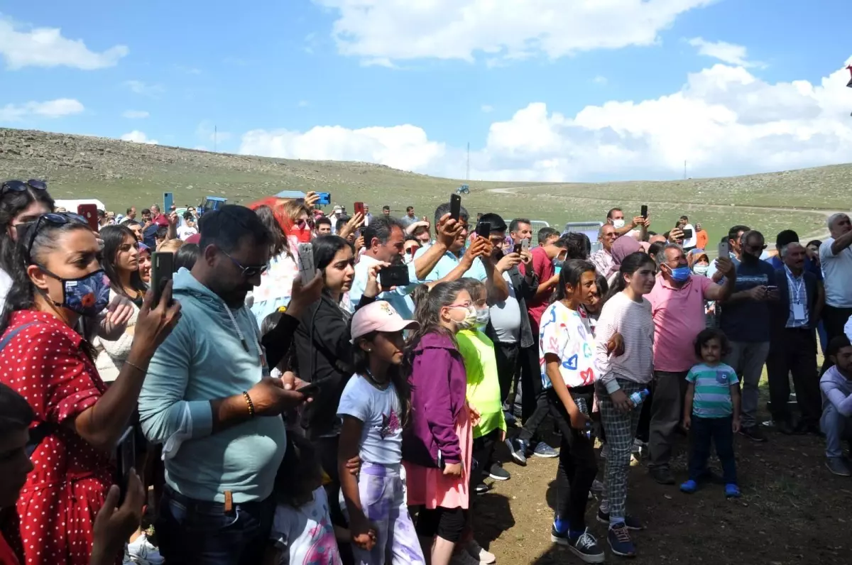 Hakkı Bulut SMA hastası çocuk için Kars\'ta sahneye çıktı