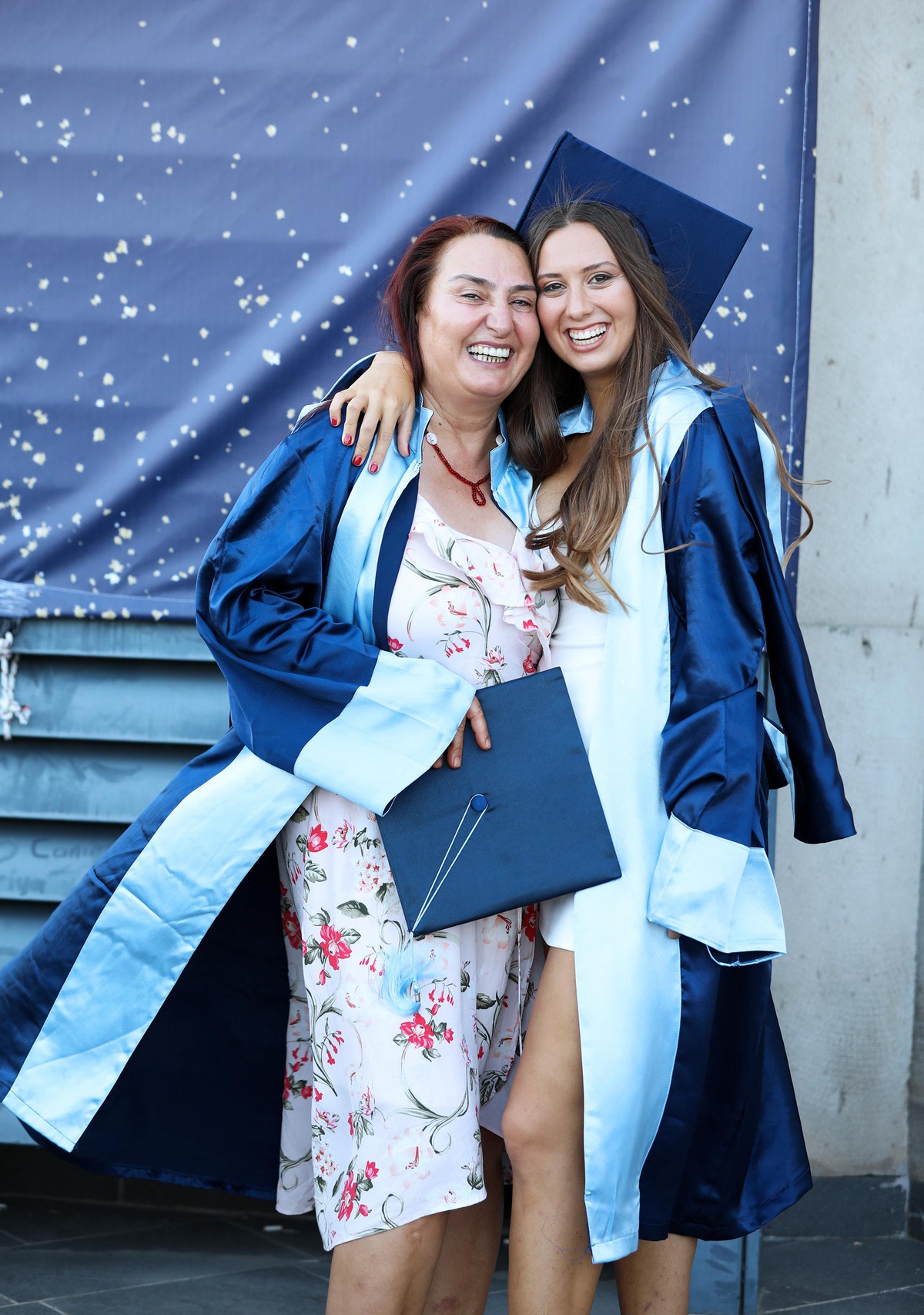 İzmir\'de anne ile kızı aynı üniversiteden mezun oldu