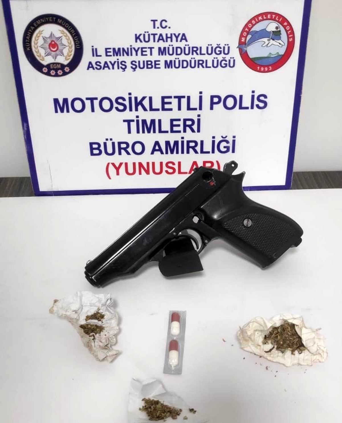 Kütahya\'da şase numarası olmayan motosiklet, kurusıkı tabanca ve uyuşturucu ele geçirildi