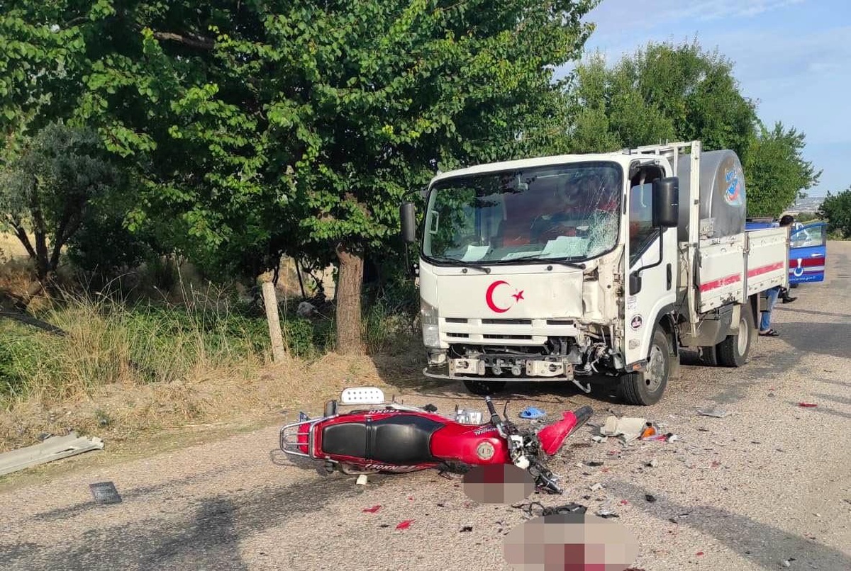 Manisa\'da süt kamyoneti ile motosiklet çarpıştı: 1 ölü