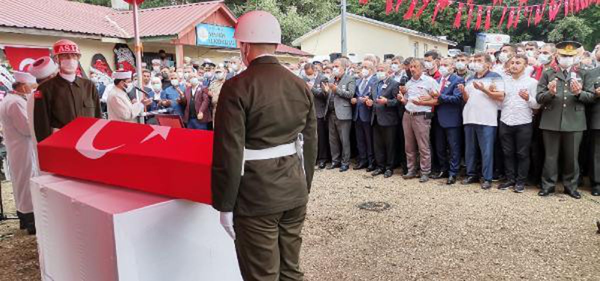 Şehit Astsubay Çavuş Fatih Güney\'in cenazesi toprağa verildi (2)