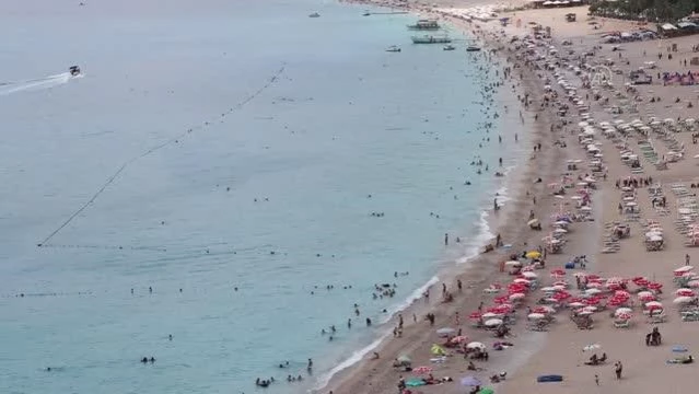 Tatilciler sahillerde yoğunluk oluşturdu